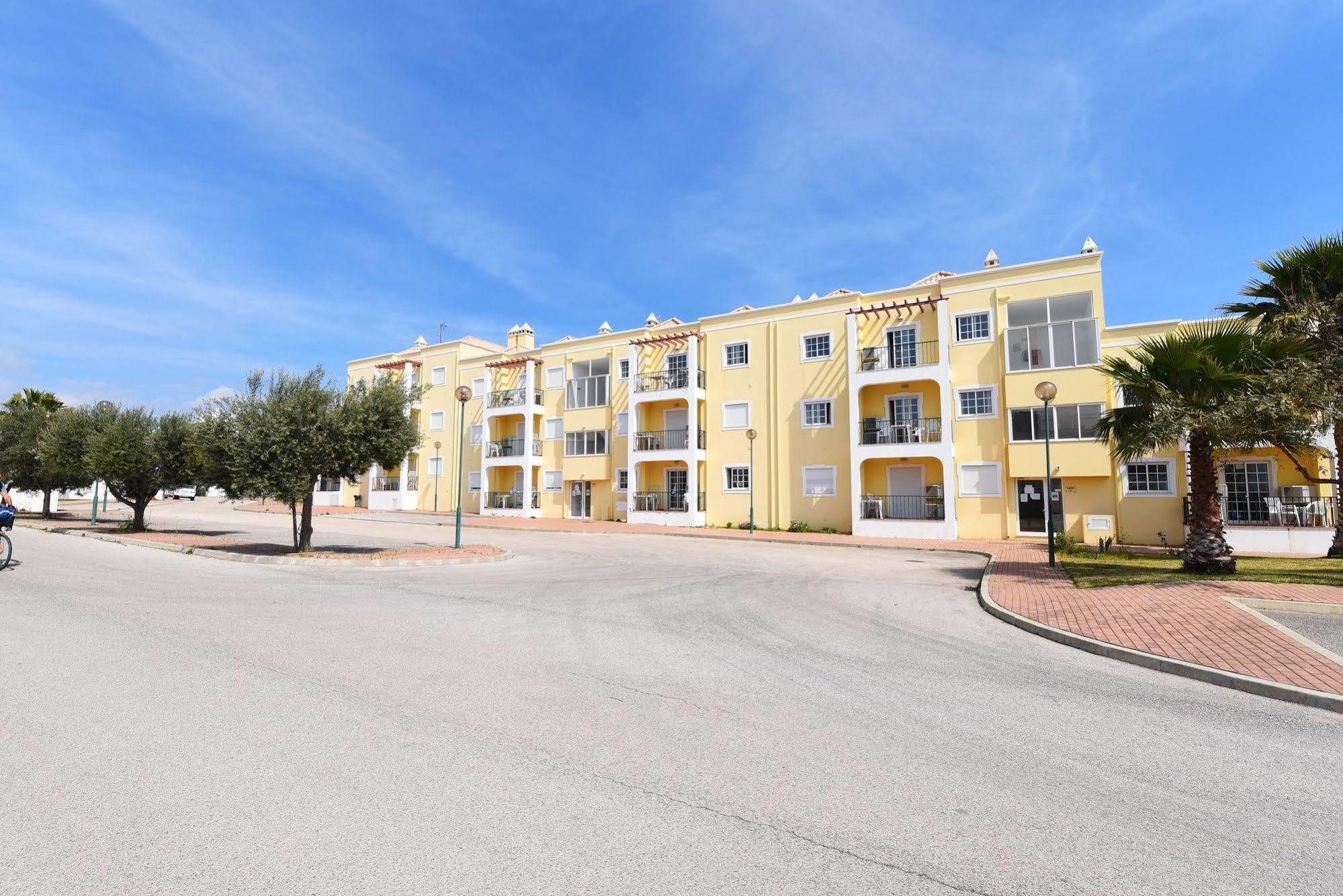 Praia Da Lota Resort - Beachfront Apartments Manta Rota Exterior photo