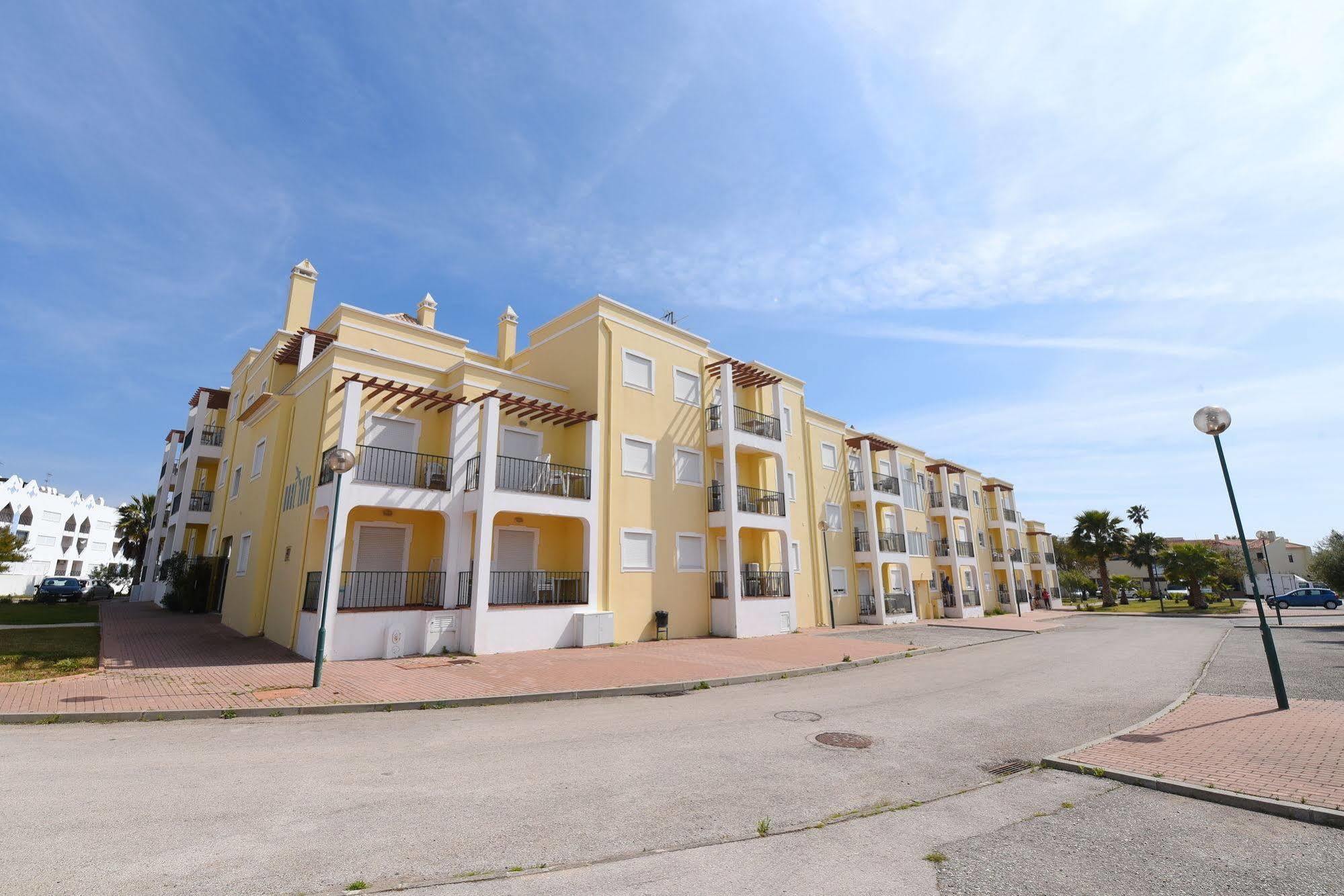 Praia Da Lota Resort - Beachfront Apartments Manta Rota Exterior photo